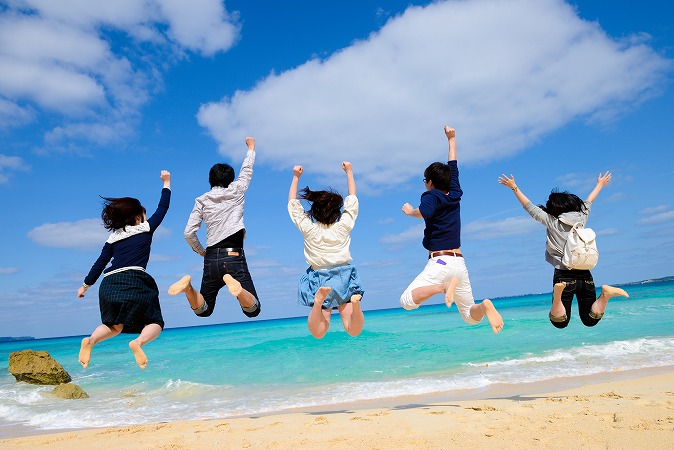 砂浜でジャンプする人たち